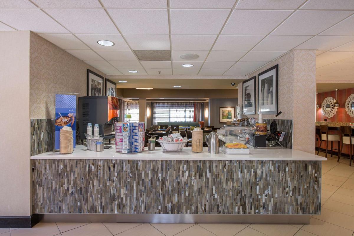 Hampton Inn Atlanta-Newnan image 13
