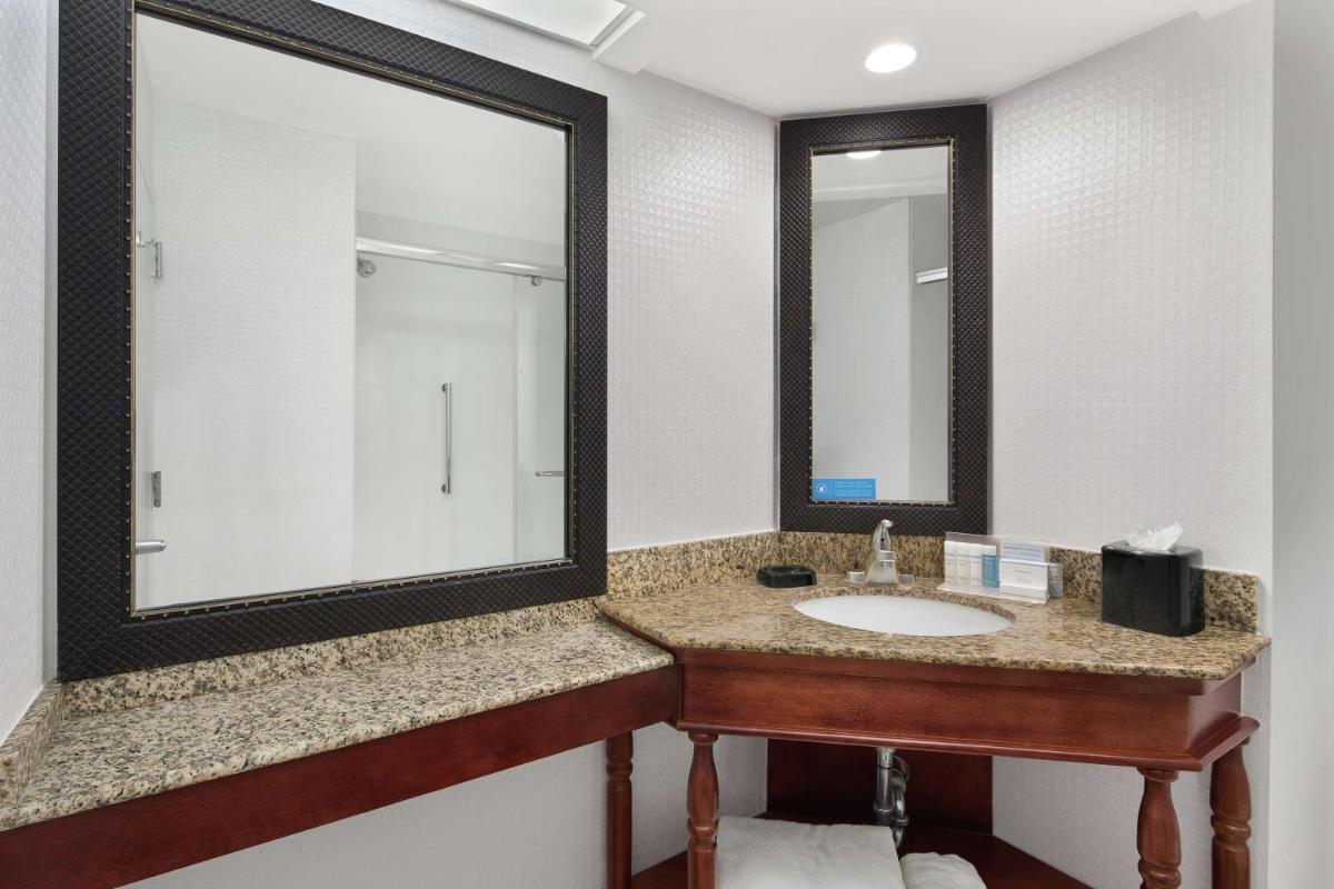 Hampton Inn Atlanta-Newnan image 19